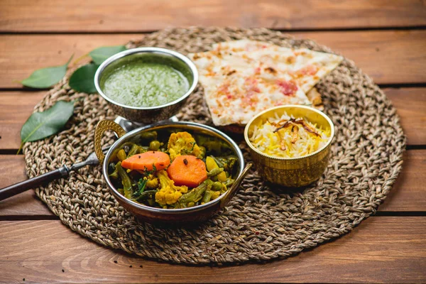Geleneksel Hint mutfağı samosas naan körili masala biryani pilav mutfak havlusu panir tabağı tikka