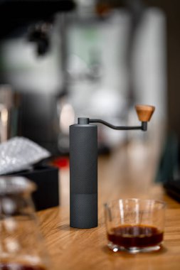 Kahve fincanının üzerindeki siyah filtre kahve fincanın kenarından dökülüyor.