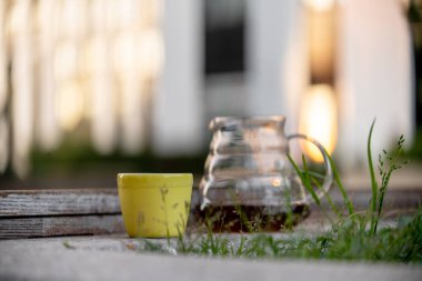 Kahve servisindeki masaya koyu filtre kahve. Sert kahve fincanın yanına dökülüyor.
