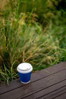 Sokak şehrinde bir fincan kahve gün batımında gün batımında kahve molası yaprak manzarası