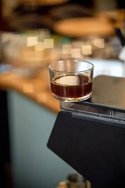 カフェのテーブルの上に黒いフィルターコーヒーカップサイドビューに注ぐハリオ — ストック写真