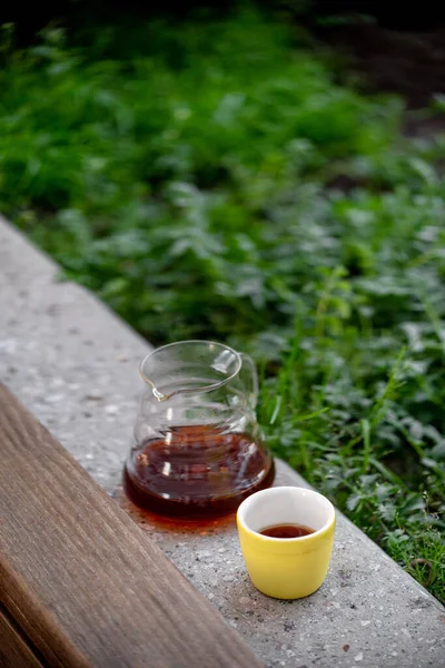 Kahve Servisindeki Masaya Koyu Filtre Kahve Sert Kahve Fincanın Yanına — Stok fotoğraf