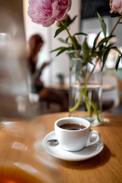 Schwarzer Filterkaffee Auf Dem Tisch Café Service Wasserkocher Hario Gießen — Stockfoto