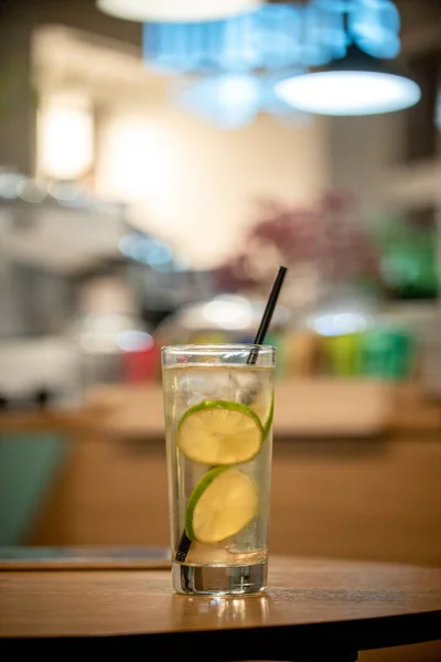 ガラスレモネードライムカクテル冷たい飲み物新鮮なフルーツテーブルカフェレストランBokeh有機 — ストック写真