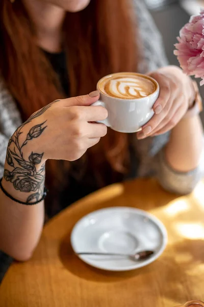 Chica Con Taza Capuchino Cafetería Café Flores Mesa Madera Textura —  Fotos de Stock