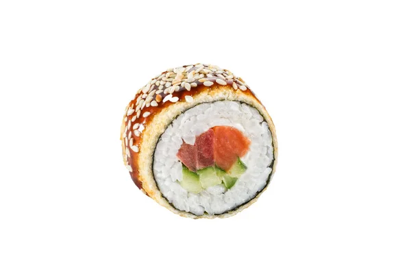 Suşi böreği beyaz arka planda geleneksel Japon mutfağında bir parça zencefilli yılan balığı somon balığı havyarı yakından.