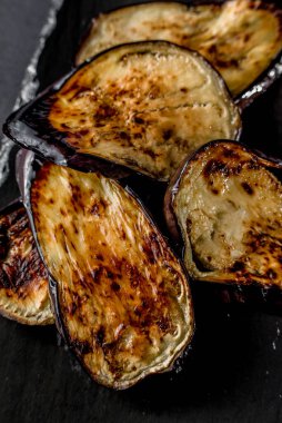 Patlıcan ızgarası, ızgara, siyah arka plan mutfağı.
