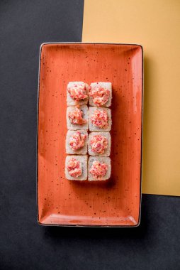 Suşi rulo yılan balığı, balık, somon, nori, kafe, restoran manzaralı.