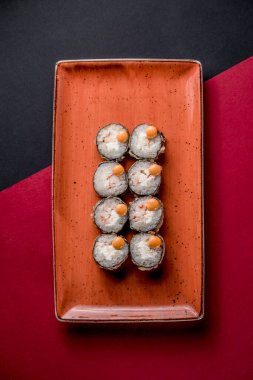 Suşi rulo yılan balığı, balık, somon, nori, kafe, restoran manzaralı.