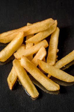 Kızarmış patates ızgarası, ızgara siyah arka plan mutfağı, üst manzaralı aşçılık.