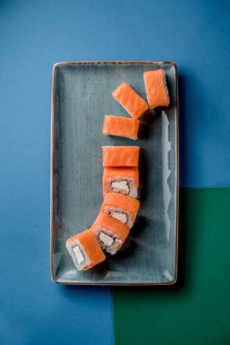 Suşi rulo yılan balığı, balık, somon, nori, kafe, restoran manzaralı.