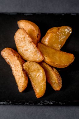 Patates ızgarası, ızgara siyah arka plan mutfağı, üst manzaralı yemek pişirme.