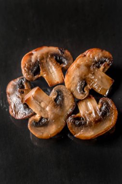 Mantar şampiyonu ızgara siyah arkaplan mutfağı.