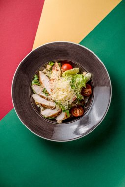 Salata sosu, domates peyniri, kiraz, parmesan sosu, yemek, restoran manzarası.