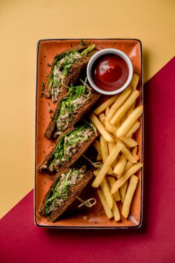 Ton balıklı sandviç, sebze, patates kızartması, balık sosu.