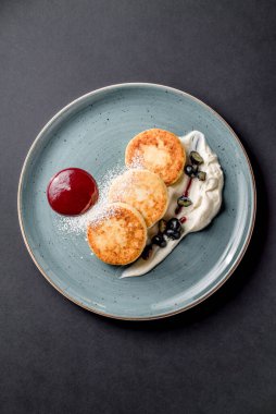 Reçel soslu peynirli krep. Üzüm kremalı. Şeker.