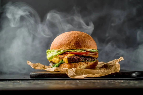 Biftek burger, Amerikan mutfağı, domates, bbq et, kafe, duman, yan manzara.