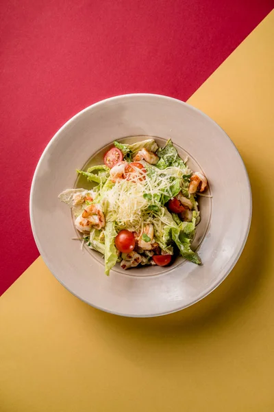 Salata, peynirli domates, karides, vişneli parmesan soslu tabak, restoran, kafeterya manzaralı.