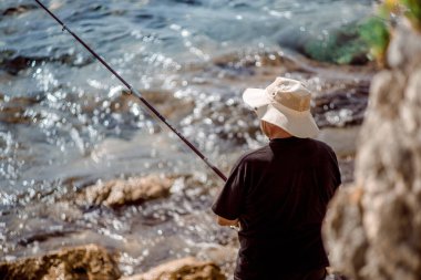 Eski Budva Kasabası Balıkçısı Karadağ yaz tatili gezisi için seyahat ediyor