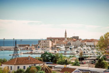 Eski Budva Kasabası Karadağ yaz tatili gezisi için seyahat ediyor