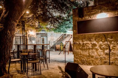 Budva 'da gece kahvesi Eski Karadağ' da yaz tatili seyehatleri. 