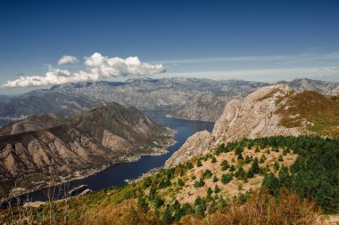 Kotor Körfezi Karadağ seyahati ilkbahar doğa deniz dağları gökyüzü