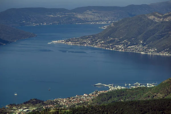 Kotor Körfezi Karadağ Seyahati Ilkbahar Doğa Deniz Dağları Gökyüzü — Stok fotoğraf