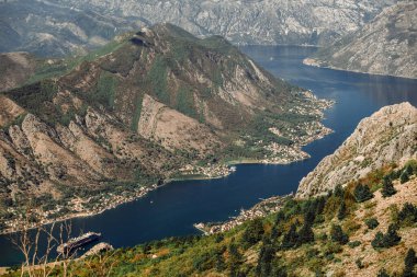 Kotor Körfezi Karadağ seyahati ilkbahar doğa deniz dağları gökyüzü