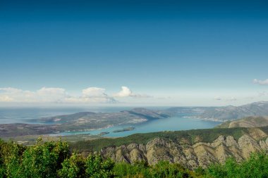 Kotor Körfezi Karadağ seyahati ilkbahar doğa deniz dağları gökyüzü