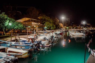 İskele teknesi Budva Eski Şehir Karadağ gezisi yaz tatili gökyüzü gezisi 