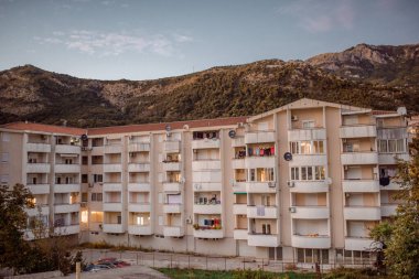 Budva Eski Şehir Karadağ sokaklarında yaz tatili gökyüzü gezisi 