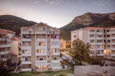 Budva Eski Şehir Karadağ sokaklarında yaz tatili gökyüzü gezisi 