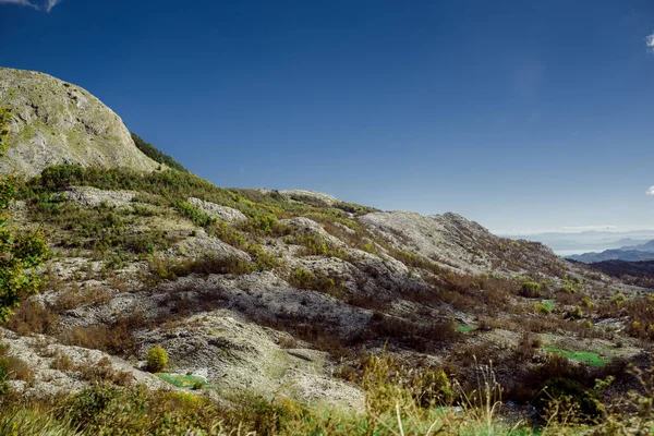 Lovcen Karadağ seyahati. Doğa yolculuğu. İlkbahar. 