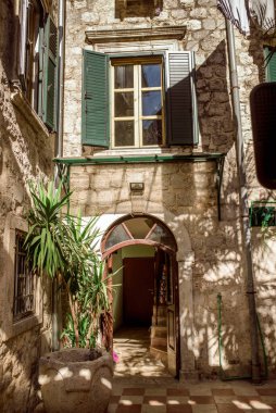 Kotor eski kenti Karadağ tatil gezisi ilkbahar doğa caddeleri binaları 