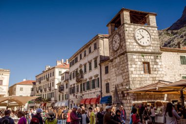 Kotor eski kenti Karadağ tatil gezisi ilkbahar doğa caddeleri binaları 