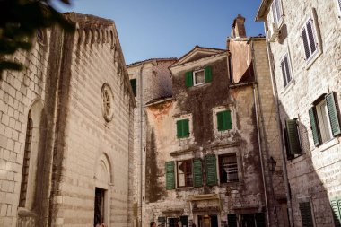 Kotor eski kenti Karadağ tatil gezisi ilkbahar doğa caddeleri binaları 
