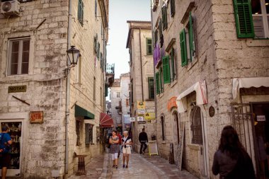 Kotor eski kenti Karadağ tatil gezisi ilkbahar doğa caddeleri binaları 