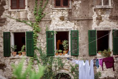 Kotor eski kenti Karadağ tatil gezisi ilkbahar doğa caddeleri binaları 