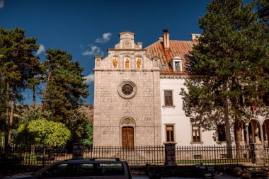 Sokak Lovcen Cetinje Karadağ tatil gezisi İlkbahar doğa köyü tepeleri