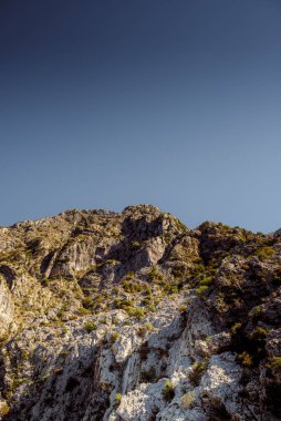 Dağlar ve gökyüzü Dobrota Karadağ yaz tatili doğa kasabasını geziyor