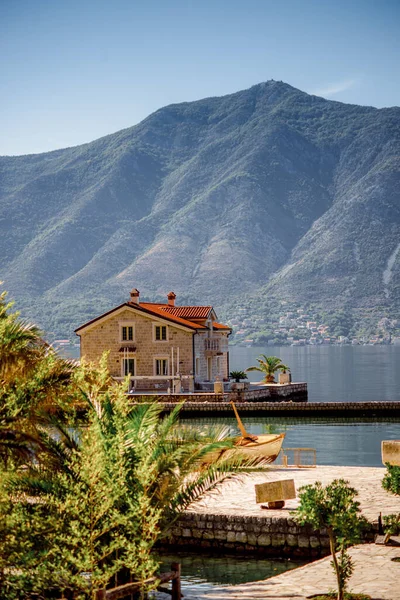 Tengerparti Ház Hegyek Dobrota Montenegró Utazás Nyár Tavasz Természet Utazás — Stock Fotó