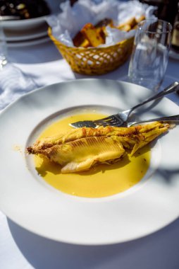 Dobrota sokaklarındaki deniz mahsulleri yaz teras restoranı Karadağ yaz seyahati