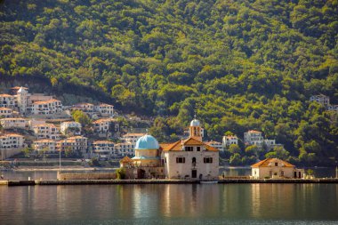 Dobrota Karadağ 'daki deniz dağları yaz tatiline çıkıyor. 