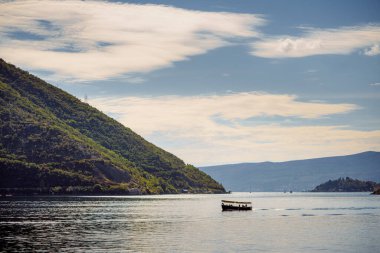 Dobrota Karadağ 'daki deniz dağları yaz tatiline çıkıyor. 