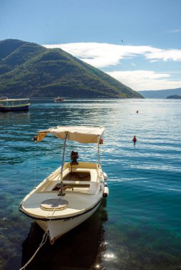 Deniz dağları teknesi Dobrota Karadağ yaz gezisi bahar doğa gezisi kenti