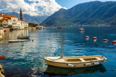 Deniz binaları Dobrota Montenegro teknesi yaz tatili doğa gezisi kasabasını geziyor