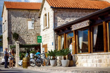 Dobrota Karadağ 'daki sokaklar yaz aylarında geziye çıkıyor