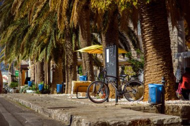 Dobrota Karadağ 'daki sokaklar yaz aylarında geziye çıkıyor