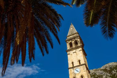 Eski kilise, Eustachius Binası, eski şehir Dobrota Kotor Montenegro 'da yaz gezisi. 