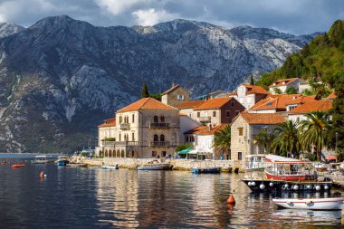 Dobrota Karadağ 'daki deniz binaları yaz tatili doğa gezisi kasabasını geziyor